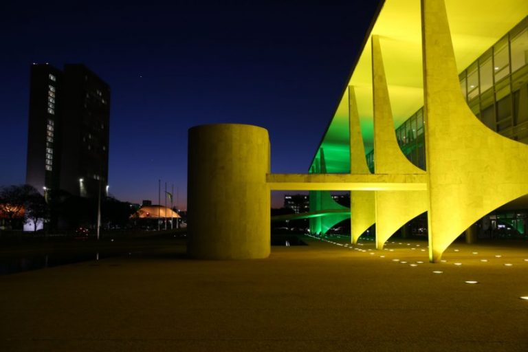 Apesar de crise, Bolsonaro aumenta gasto com desfile de Sete de Setembro
